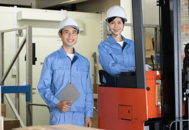 【倉庫フォークリフト正社員求人どこで探す？】資格なし未経験研修制度◎、学歴やブランク不問、転勤なし、残業10時間以下など希望の職場が見つかる！