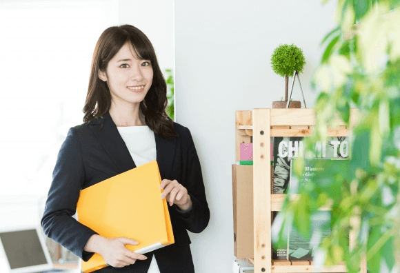 【行政書士事務所の好待遇求人はどこで探す？】未経験者OK！充実の手厚い研修◎、年間休日125日、基本定時退社、土日休みなど希望の職場が見つかる！
